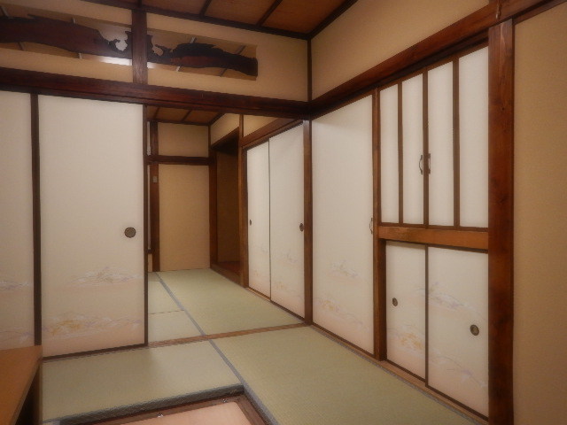 1階和室　襖は景勝　102をご選定いただきました。蘭をモチーフにしたデザインで明るい雰囲気に仕上がりました。